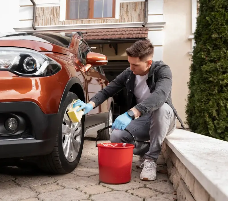 Lavage auto à domicile Thuret : professionnel intervenant sur un véhicule